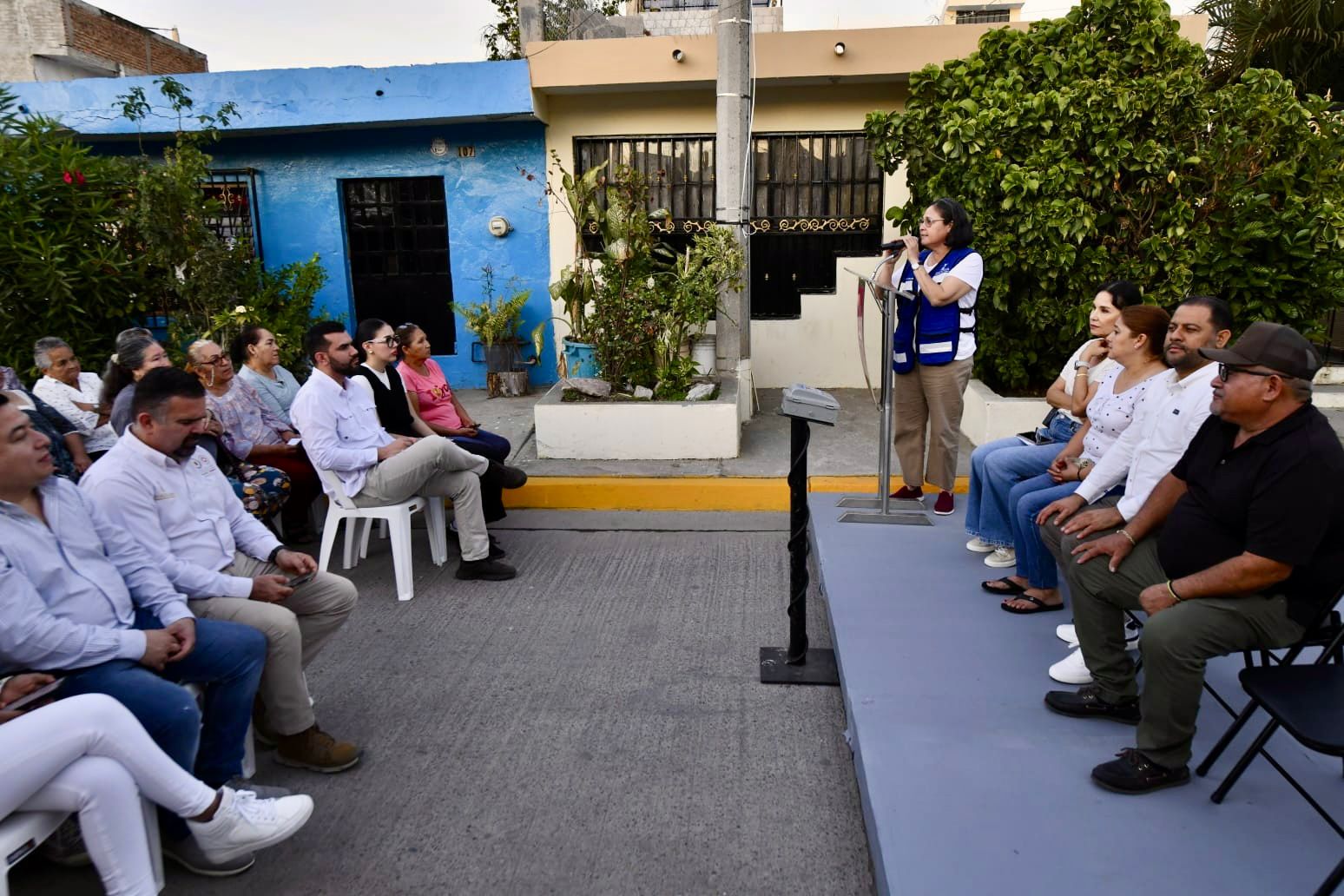 Entregan lámparas LED en colonias de Mazatlán