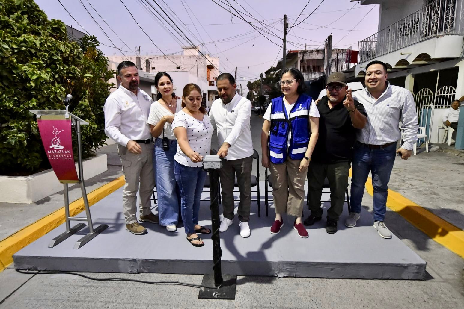 Entregan lámparas LED en colonias de Mazatlán