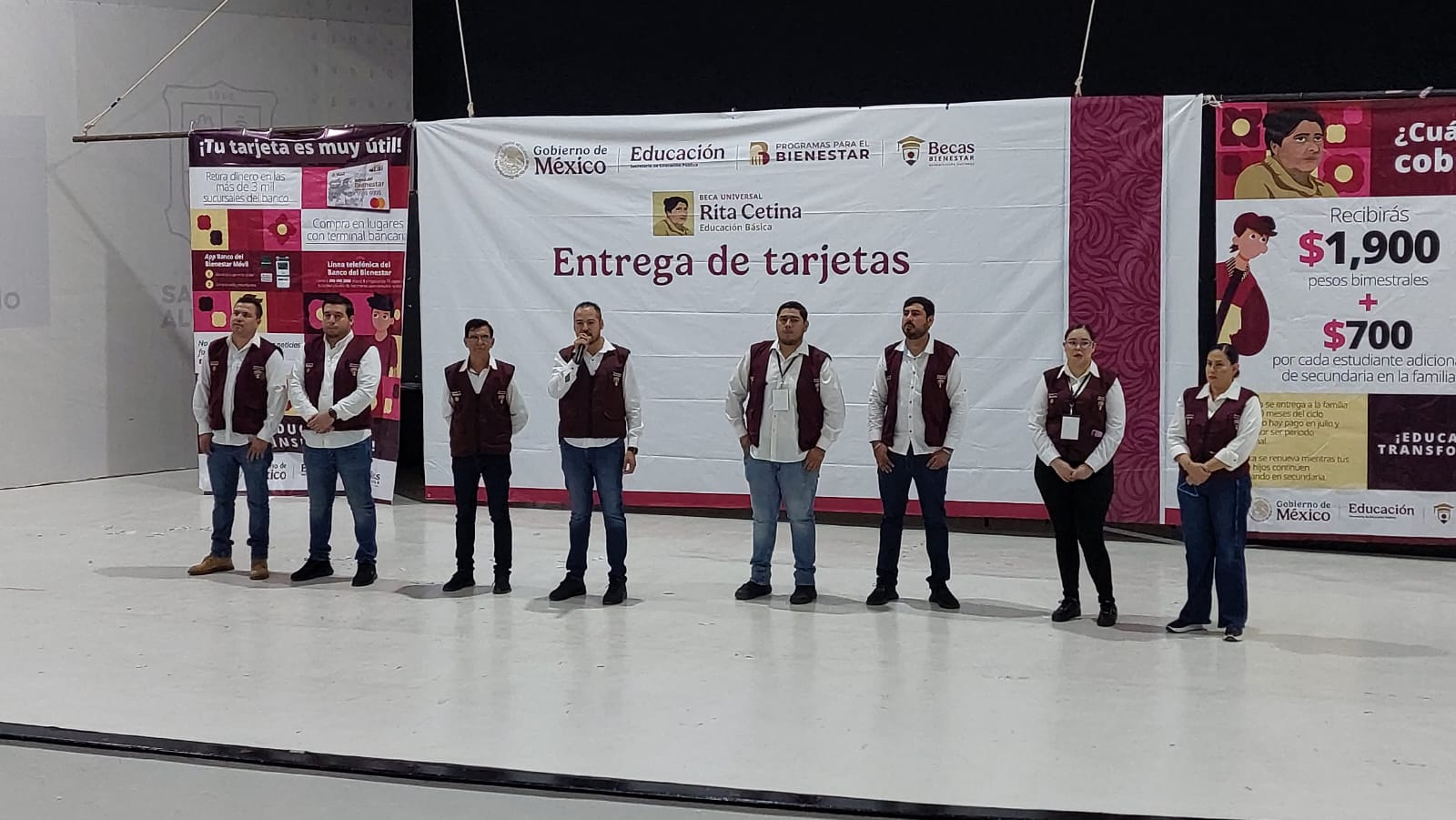 Entregan tarjetas de la beca Rita Cetina en Salvador Alvarado
