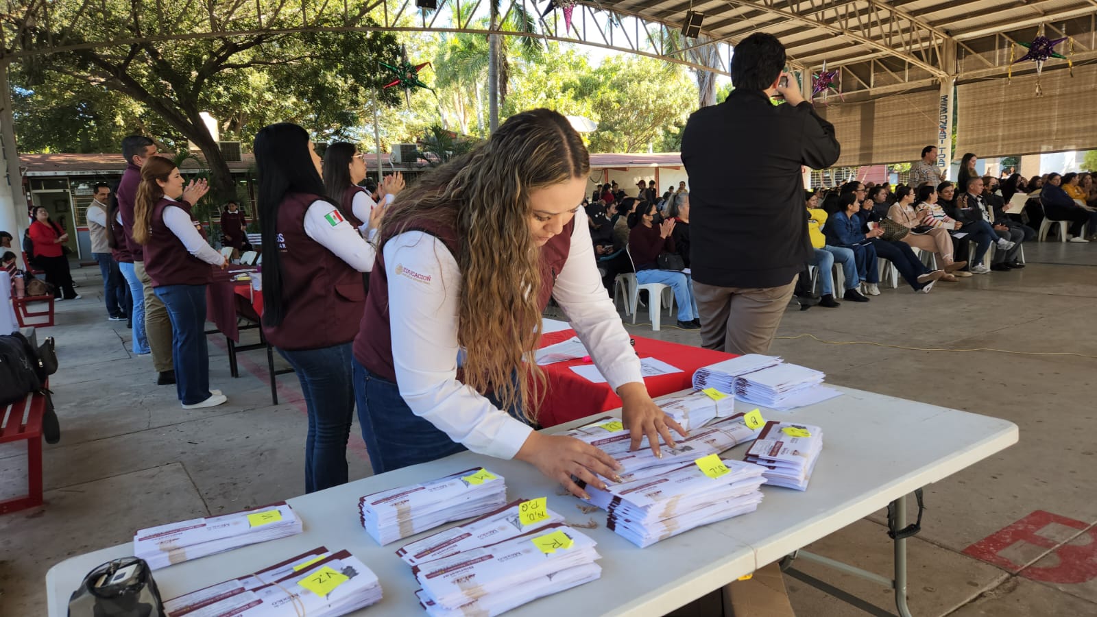Entregan tarjetas de beca Rita Cetina en secundaria ETI 28 en Guasave