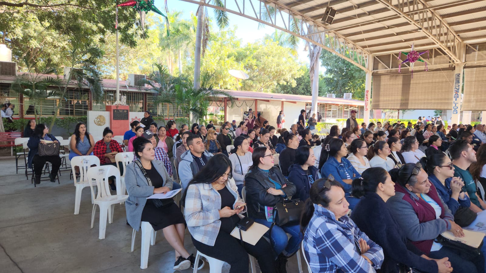 Entregan tarjetas de beca Rita Cetina en secundaria ETI 28 en Guasave