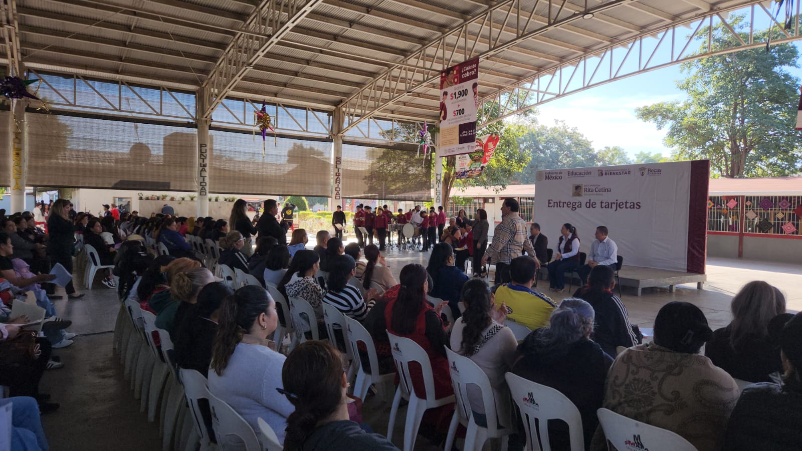 Entregan tarjetas de beca Rita Cetina en secundaria ETI 28 en Guasave