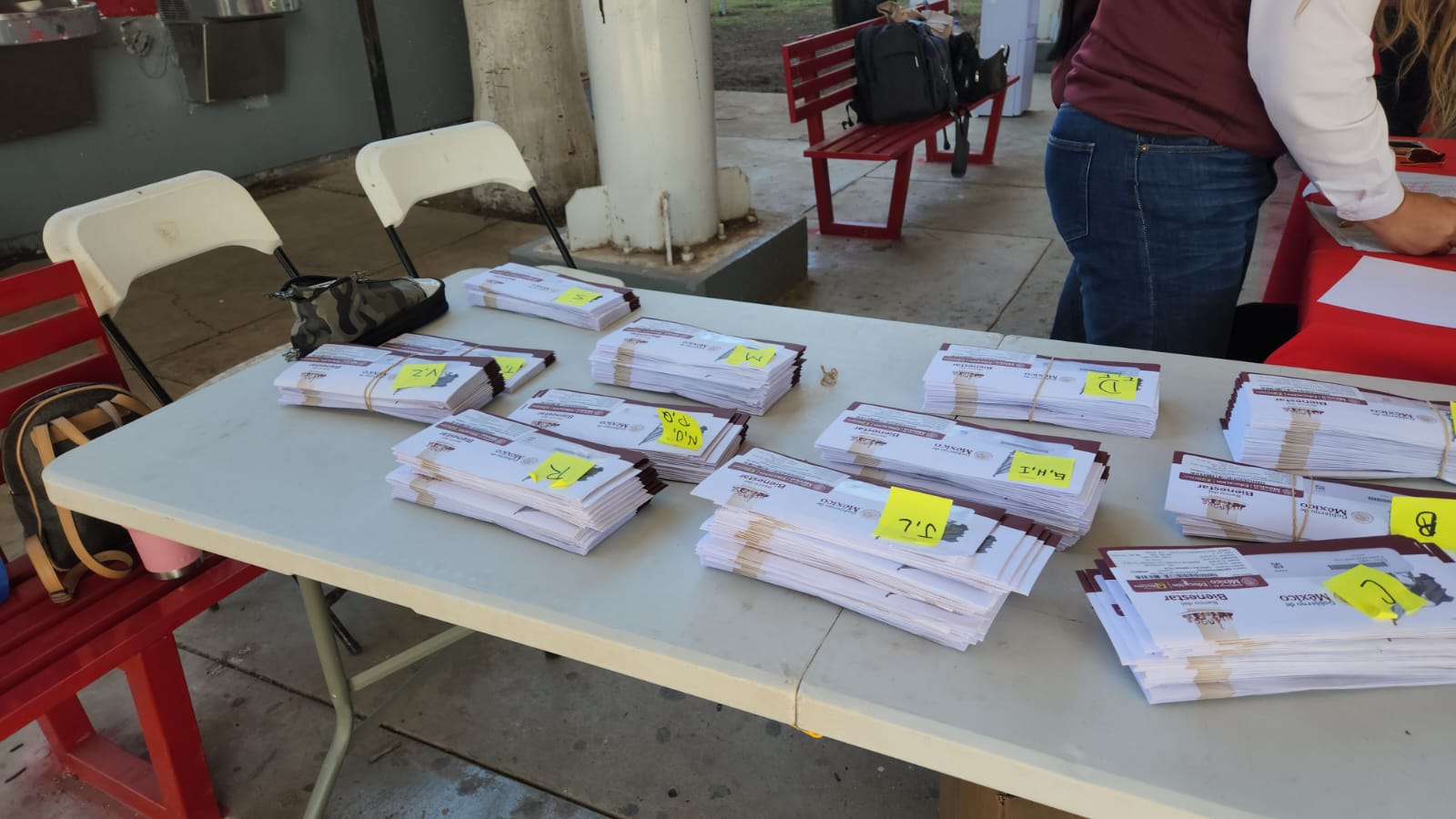 Entregan tarjetas de beca Rita Cetina en secundaria ETI 28 en Guasave