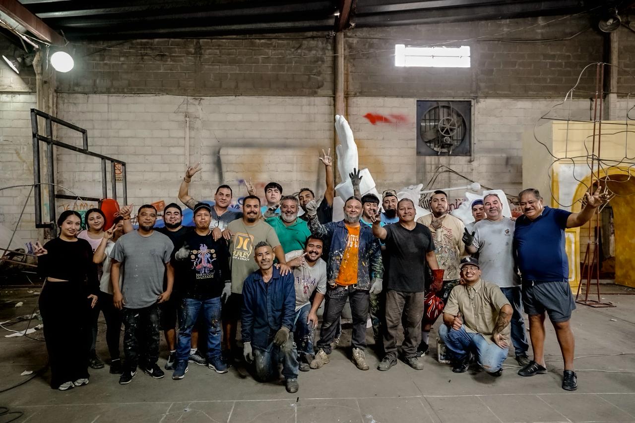 Equipo creativo de carros alegóricos para el Carnaval de Mazatlán