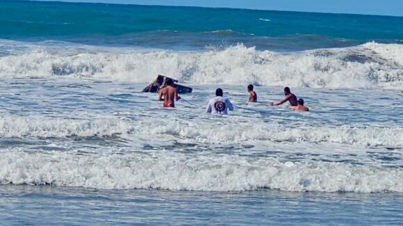 Salvavidas se movilizan tras presunto hundimiento de embarcación en playas de Mazatlán, Sinaloa; eran solo restos de un bote antiguo