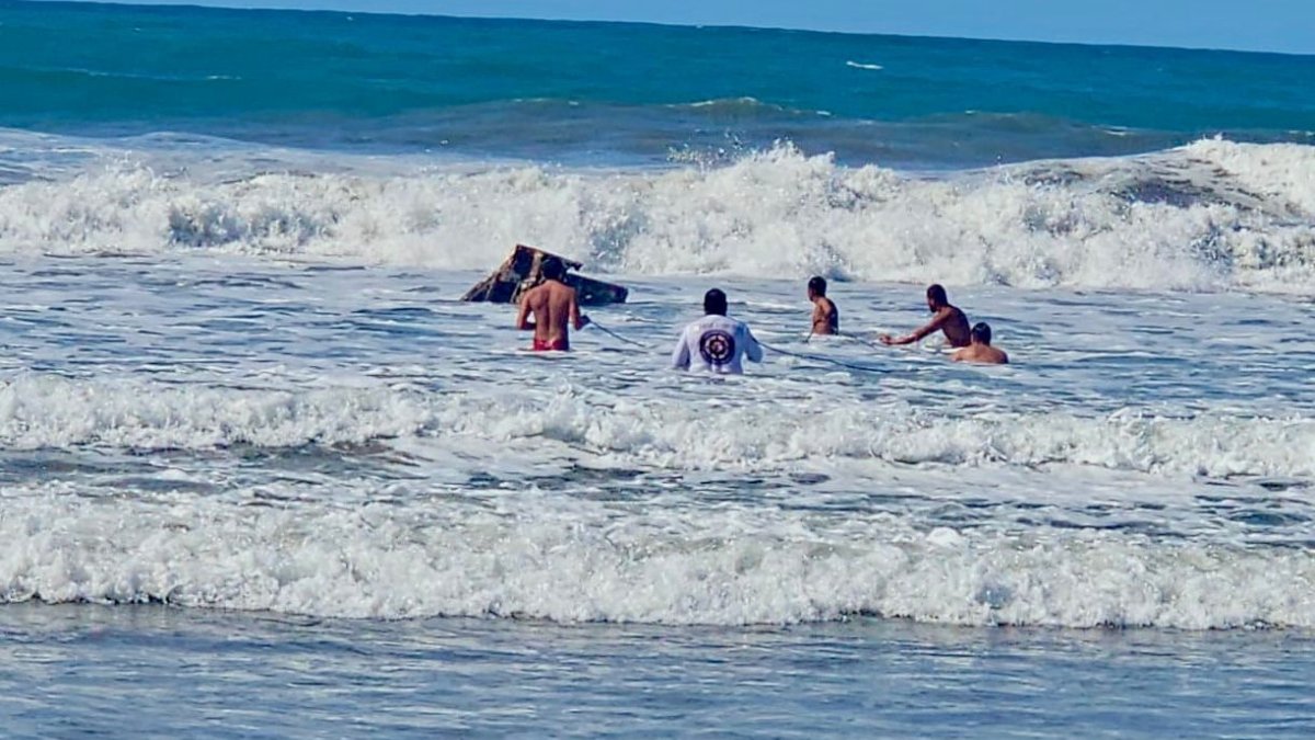 escuadran de salvamento acuatico de mazatlan tras reporte de hundimiento de barco