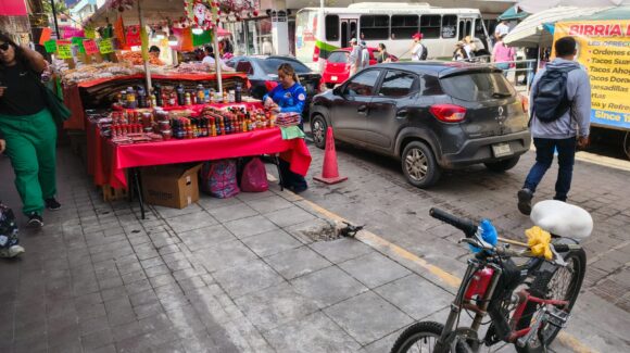 Retiran barda junto al Mercado Pino Suárez; actualización de cableado eléctrico sigue en espera