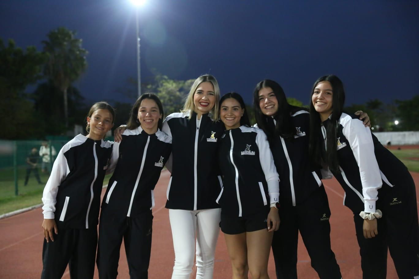 Estrella Palacios con la Delegación Mazatlán rumbo a la Olimpíada Nacional Conade