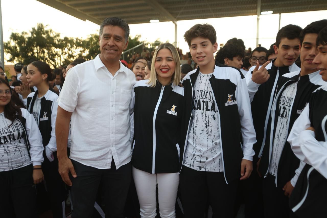 Estrella Palacios con la Delegación Mazatlán rumbo a la Olimpíada Nacional Conade