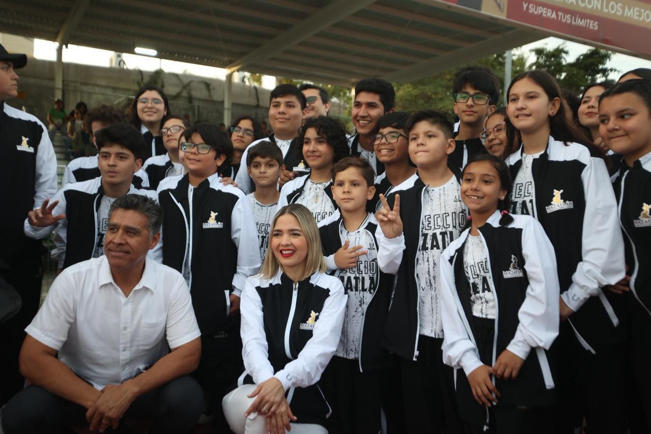 Estrella Palacios con la Delegación Mazatlán rumbo a la Olimpíada Nacional Conade