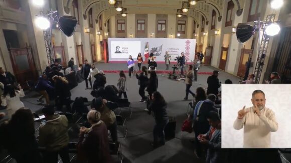 ¡Suena la alarma sísmica en plena ‘mañanera’! Evacúan la conferencia este 2 de enero