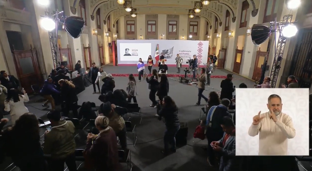 Evacuando la conferencia 'mañanera' por Alarma Sísmica