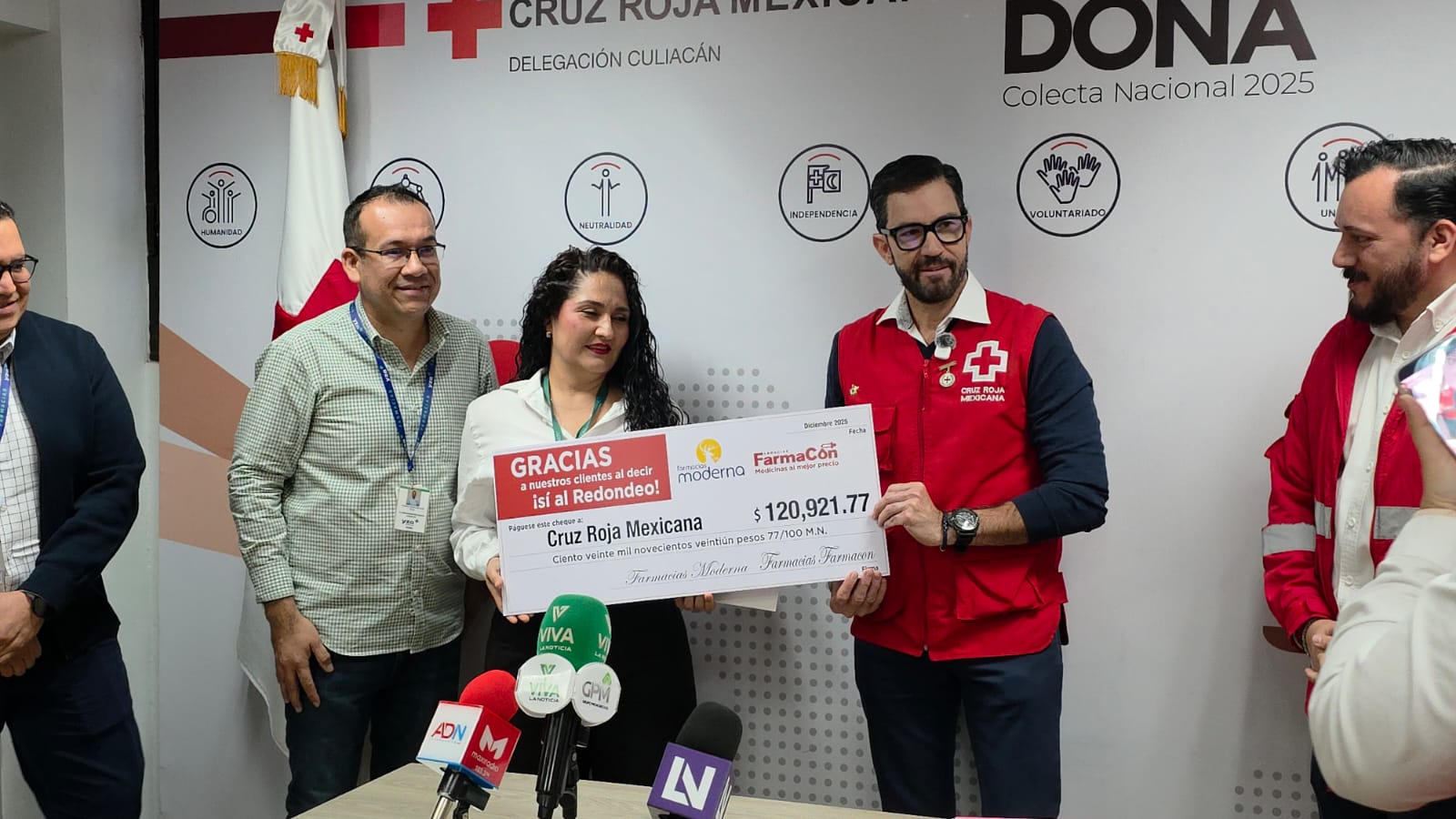 FarmaCon entrega cheque por campaña de redondeo a Cruz Roja Culiacán
