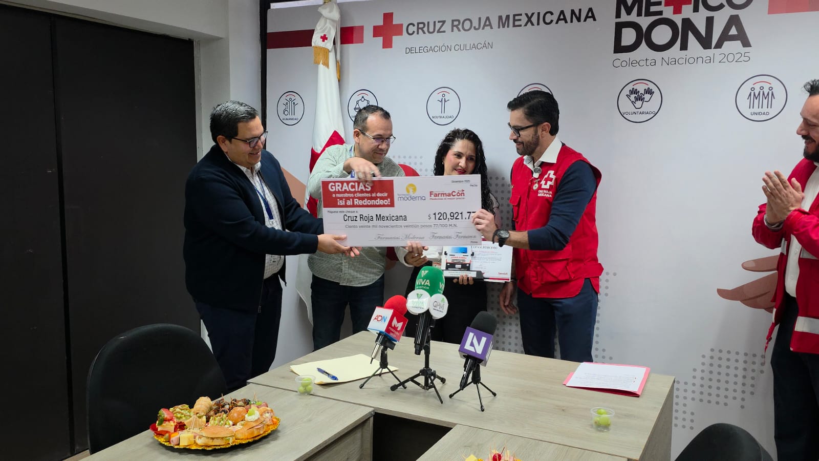 FarmaCon entrega cheque por campaña de redondeo a Cruz Roja Culiacán