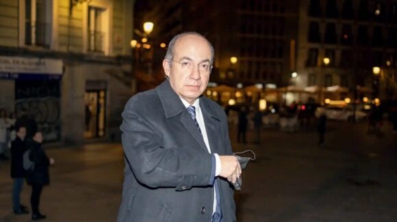 Acusándolo de ‘asesino’, estudiantes increpan a Felipe Calderón en Francia (video)