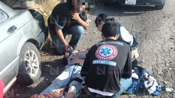 Trágico accidente entre dos vehículos deja una mujer fallecida y un hombre herido en Costa Rica, al sur de Culiacán, Sinaloa