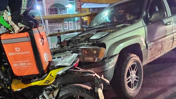 ¡En pleno paso superior! Se registra aparatoso choque entre vehículos en el Libramiento Colosio, al sur de Mazatlán, Sinaloa