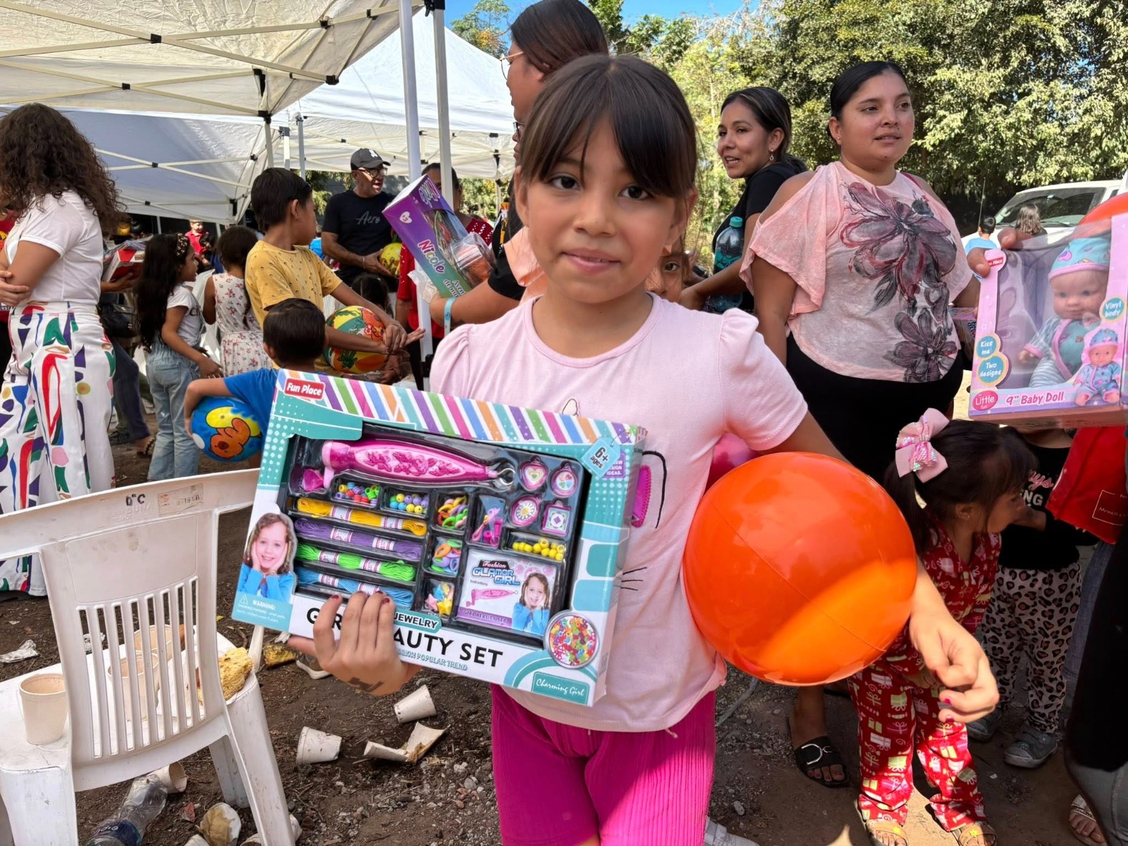 Fundación Grupo Alerta lleva alegría niños de Mazatlán por Día de Reyes