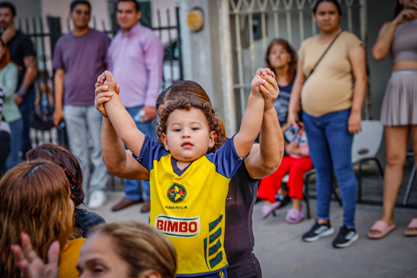 Gámez Mendívil entrega calle pavimentada en la Col. Antonio Toledo Corro, en Culiacán