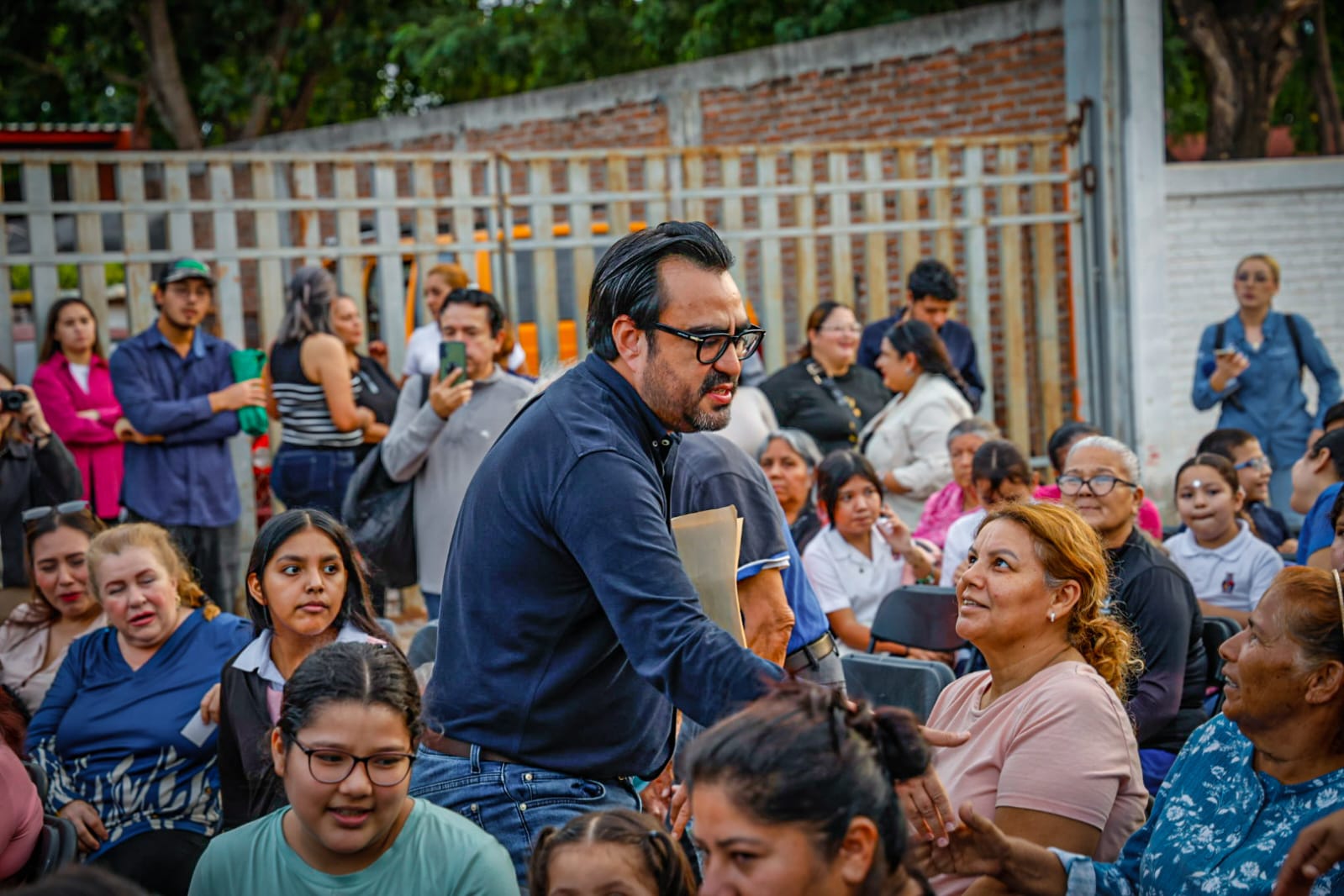Gámez Mendívil entrega calle pavimentada en la Col. Antonio Toledo Corro, en Culiacán