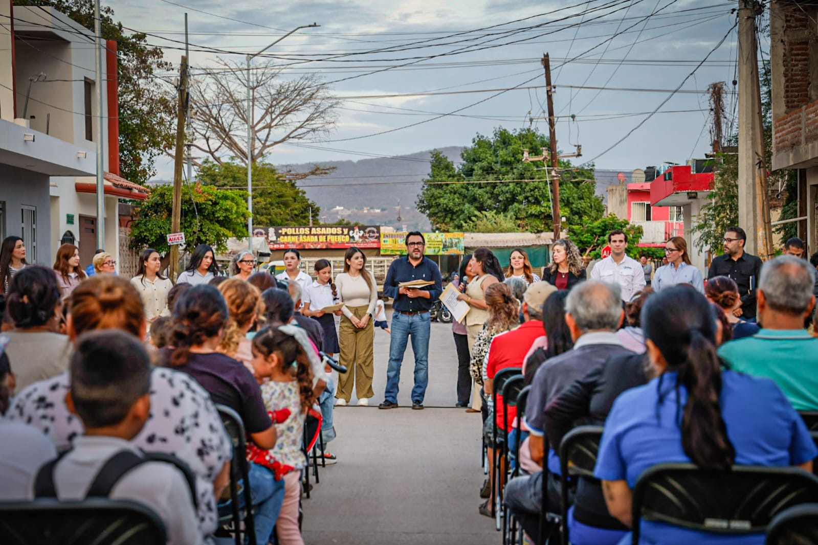 Gámez Mendívil entrega calle pavimentada en la Col. Antonio Toledo Corro, en Culiacán