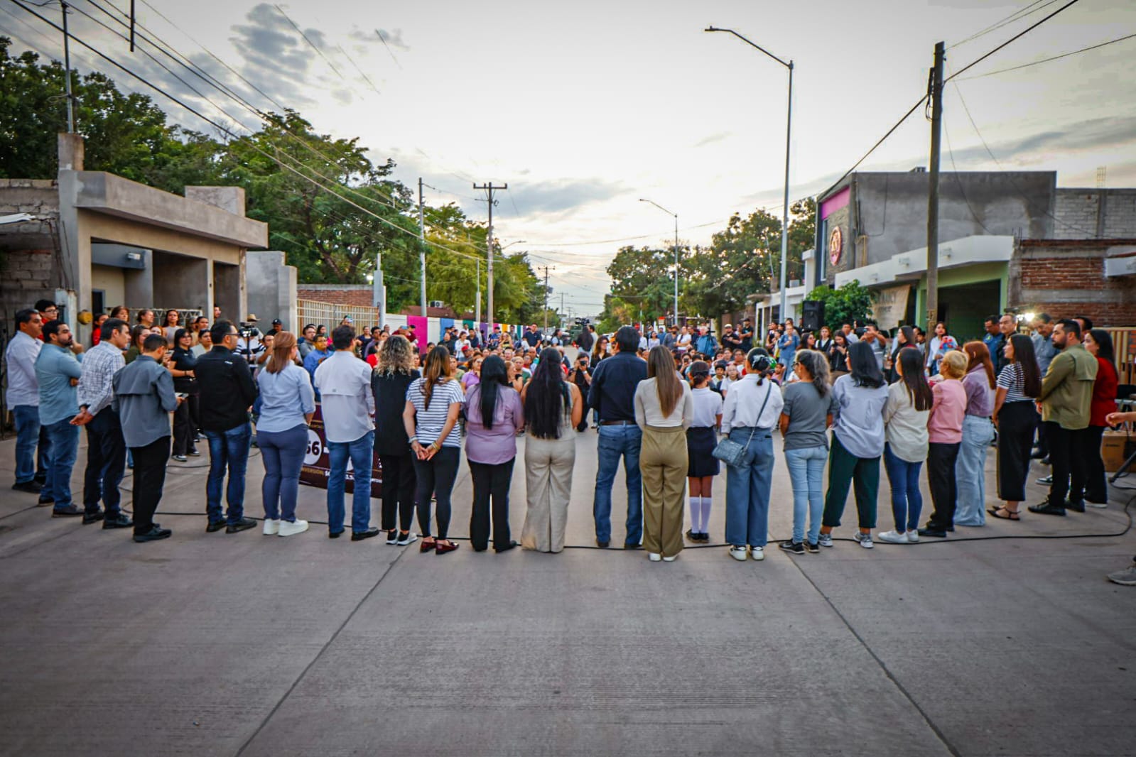 Gámez Mendívil entrega calle pavimentada en la Col. Antonio Toledo Corro, en Culiacán