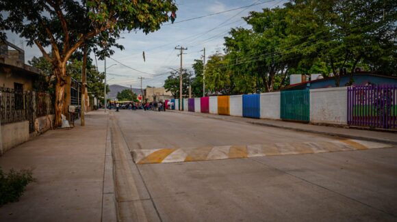 ¡Esperaron más de 35 años! Gámez Mendívil cumple el sueño de vecinos de la Toledo Corro y pavimenta la calle Mina Topia