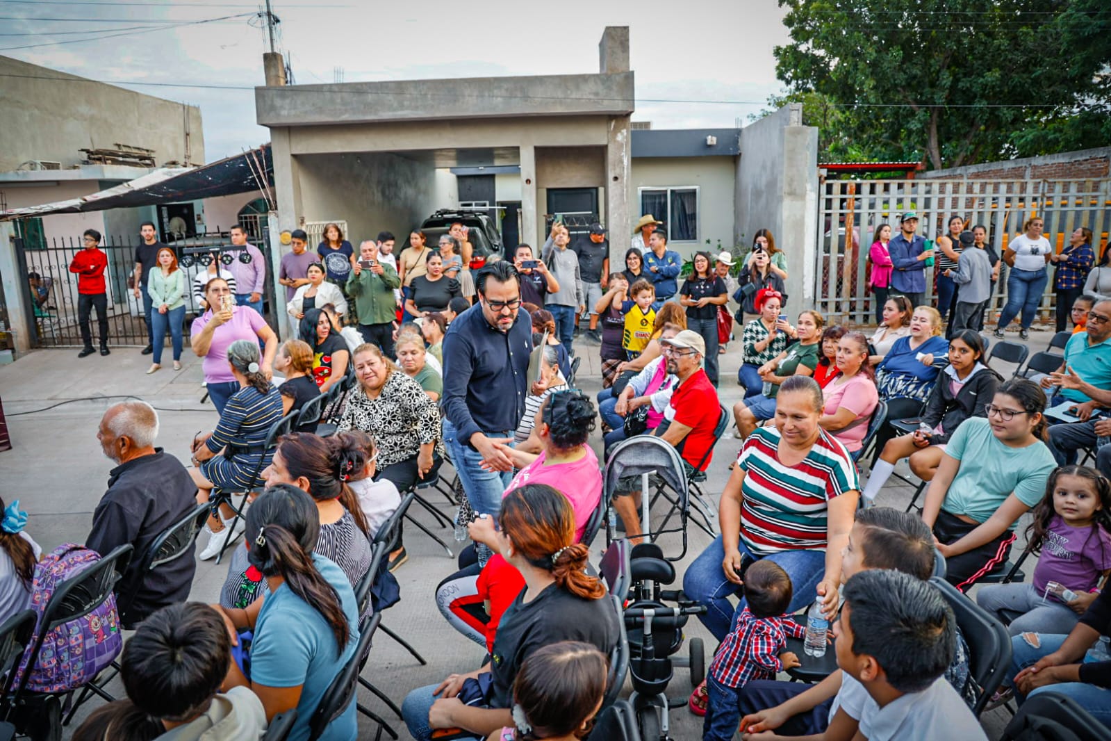 Gámez Mendívil entrega calle pavimentada en la Col. Antonio Toledo Corro, en Culiacán