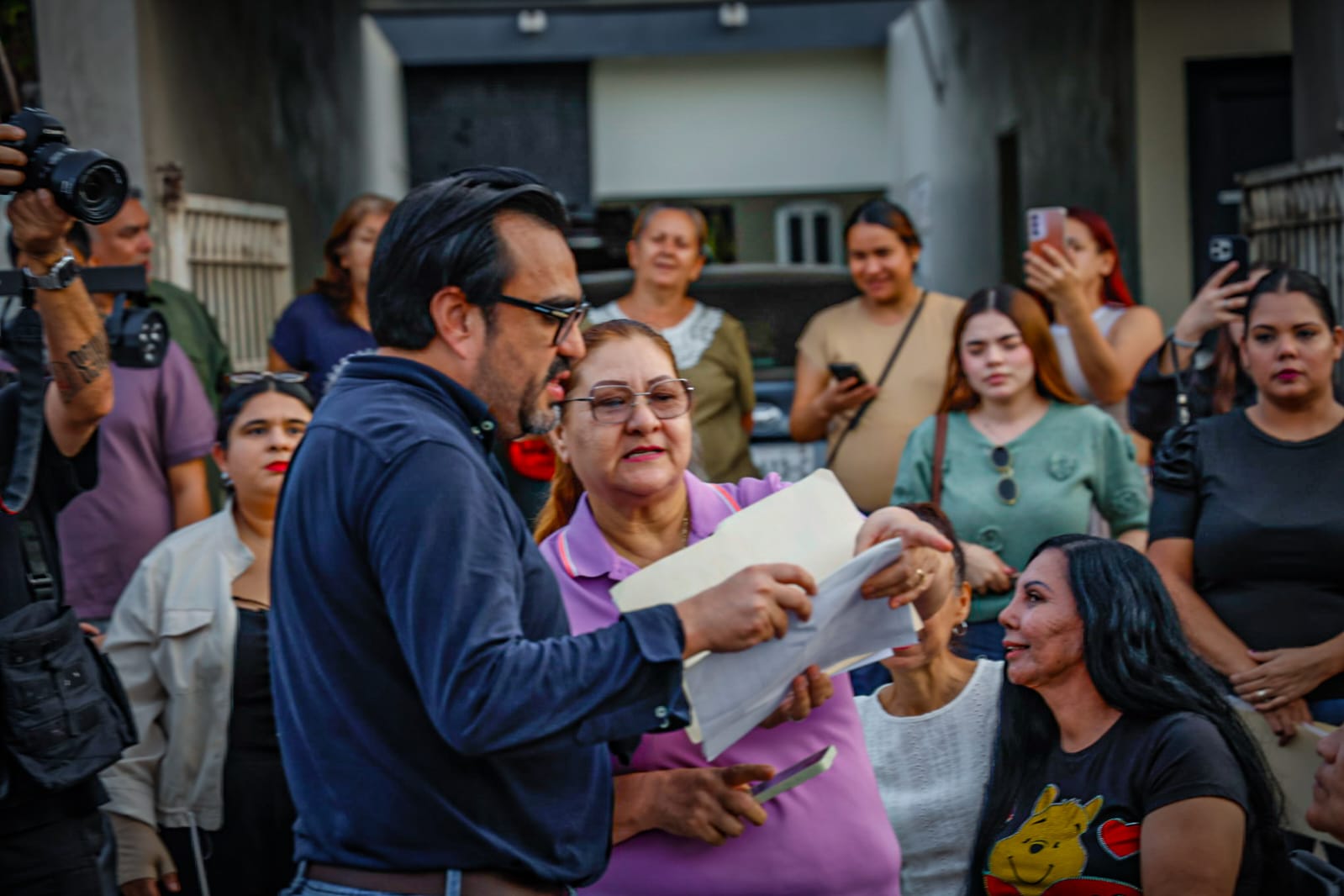 Gámez Mendívil entrega calle pavimentada en la Col. Antonio Toledo Corro, en Culiacán