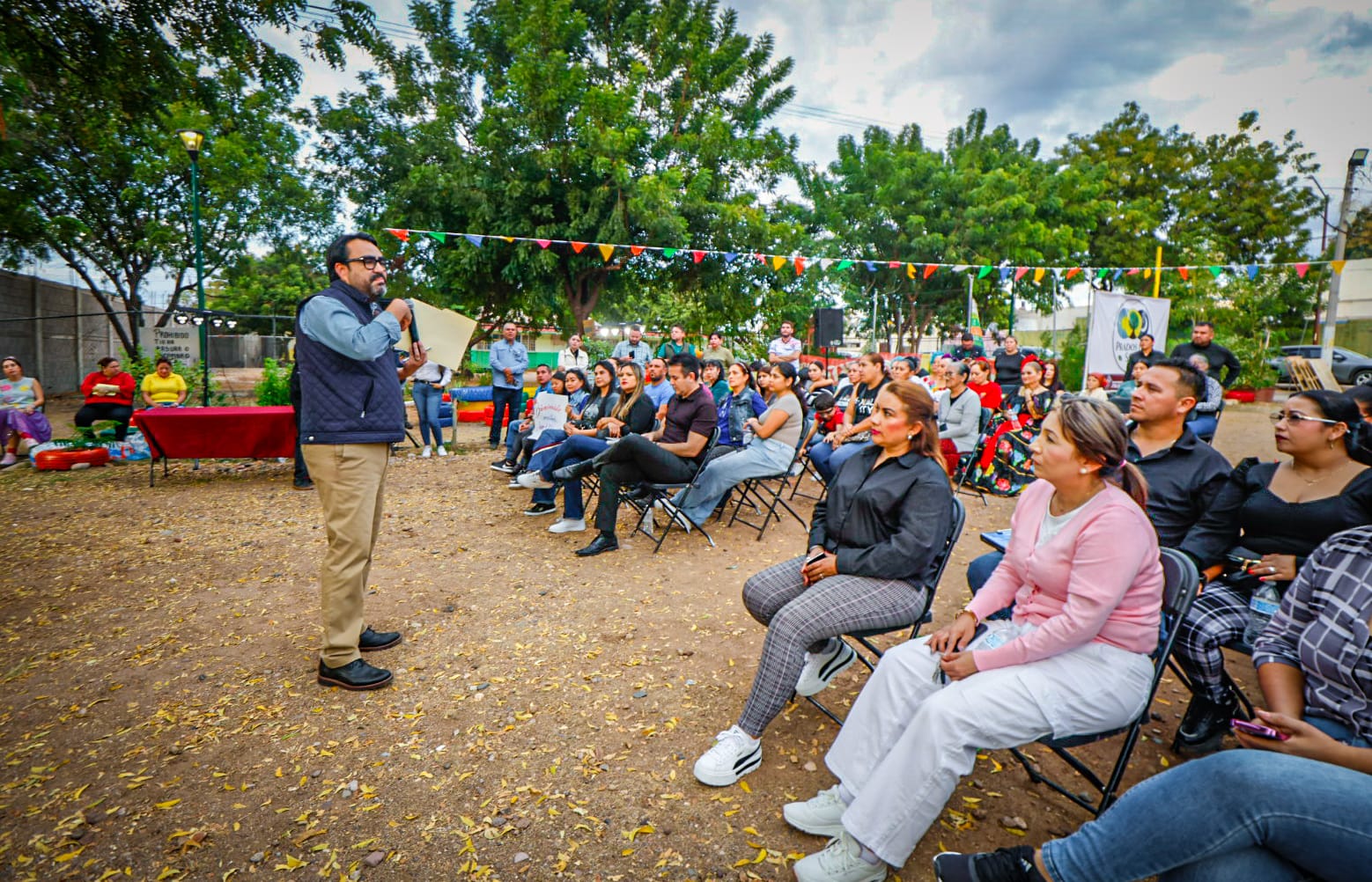 Gámez Mendívil se reúne con habitantes de Prados del Sol, en Culiacán, Sin.