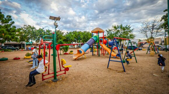 Gámez Mendívil se compromete a construir la techumbre del parque de Prados del Sol y a atender otras demandas