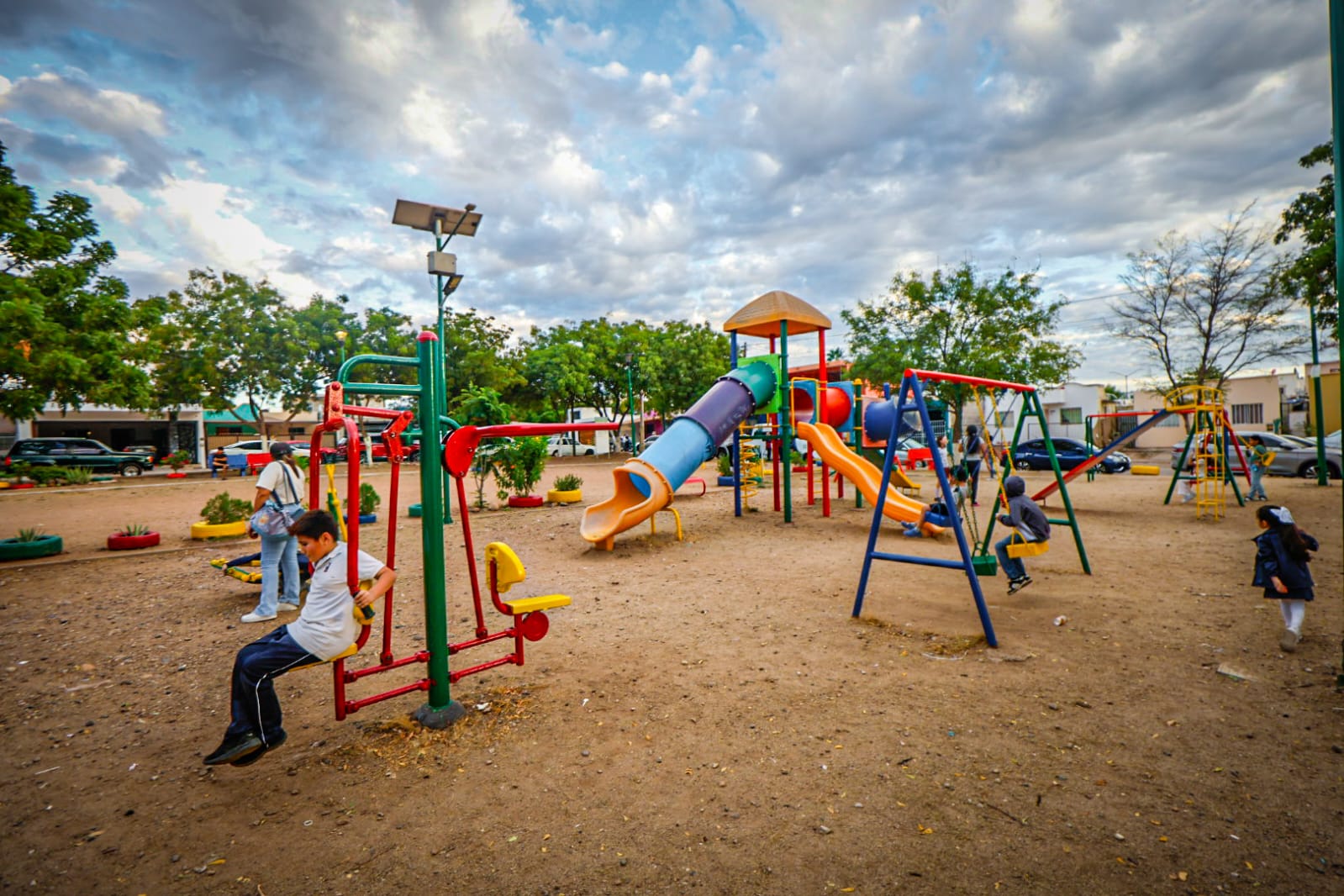 Gámez Mendívil se reúne con habitantes de Prados del Sol, en Culiacán, Sin.