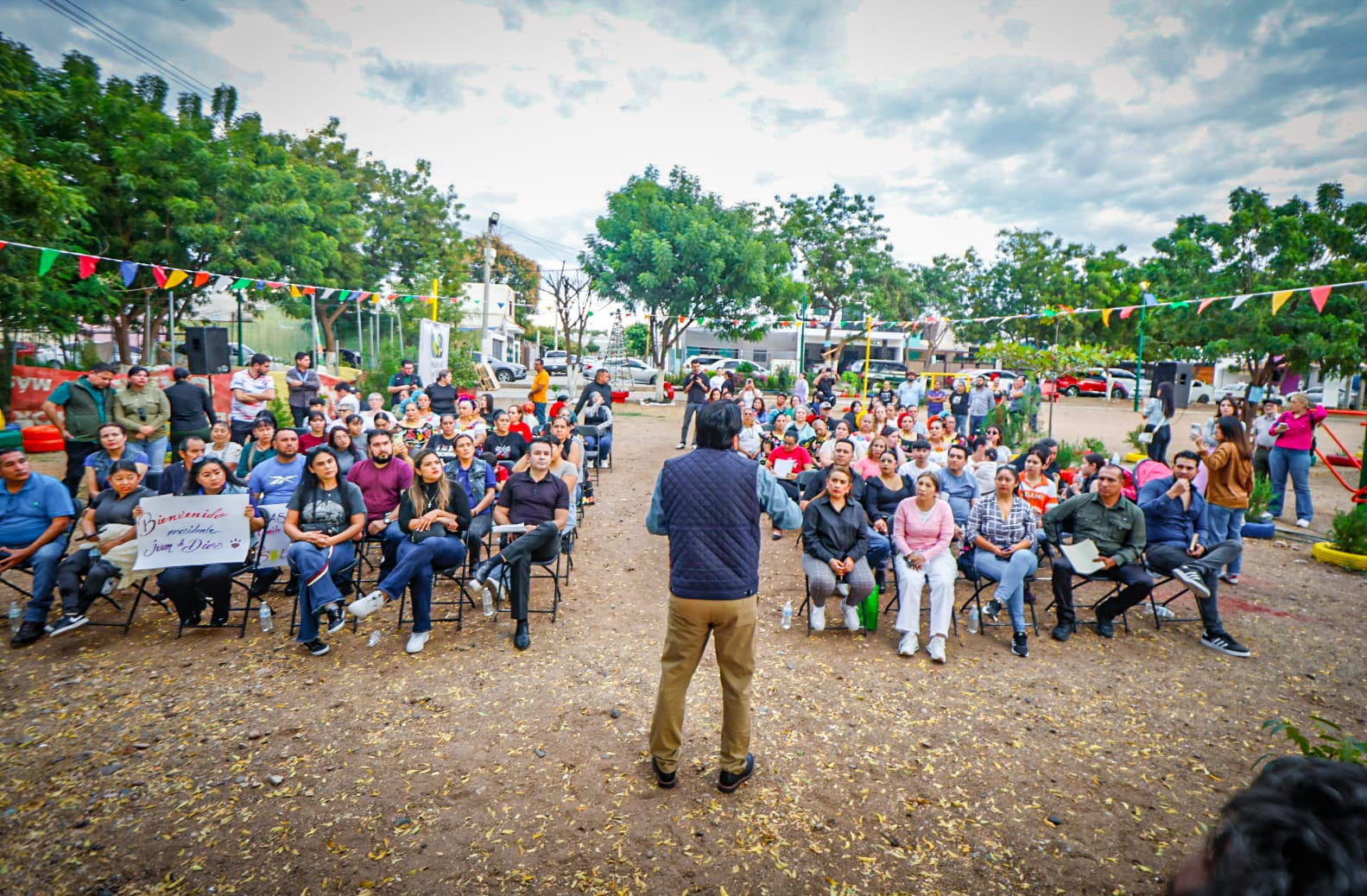 Gámez Mendívil se reúne con habitantes de Prados del Sol, en Culiacán, Sin.