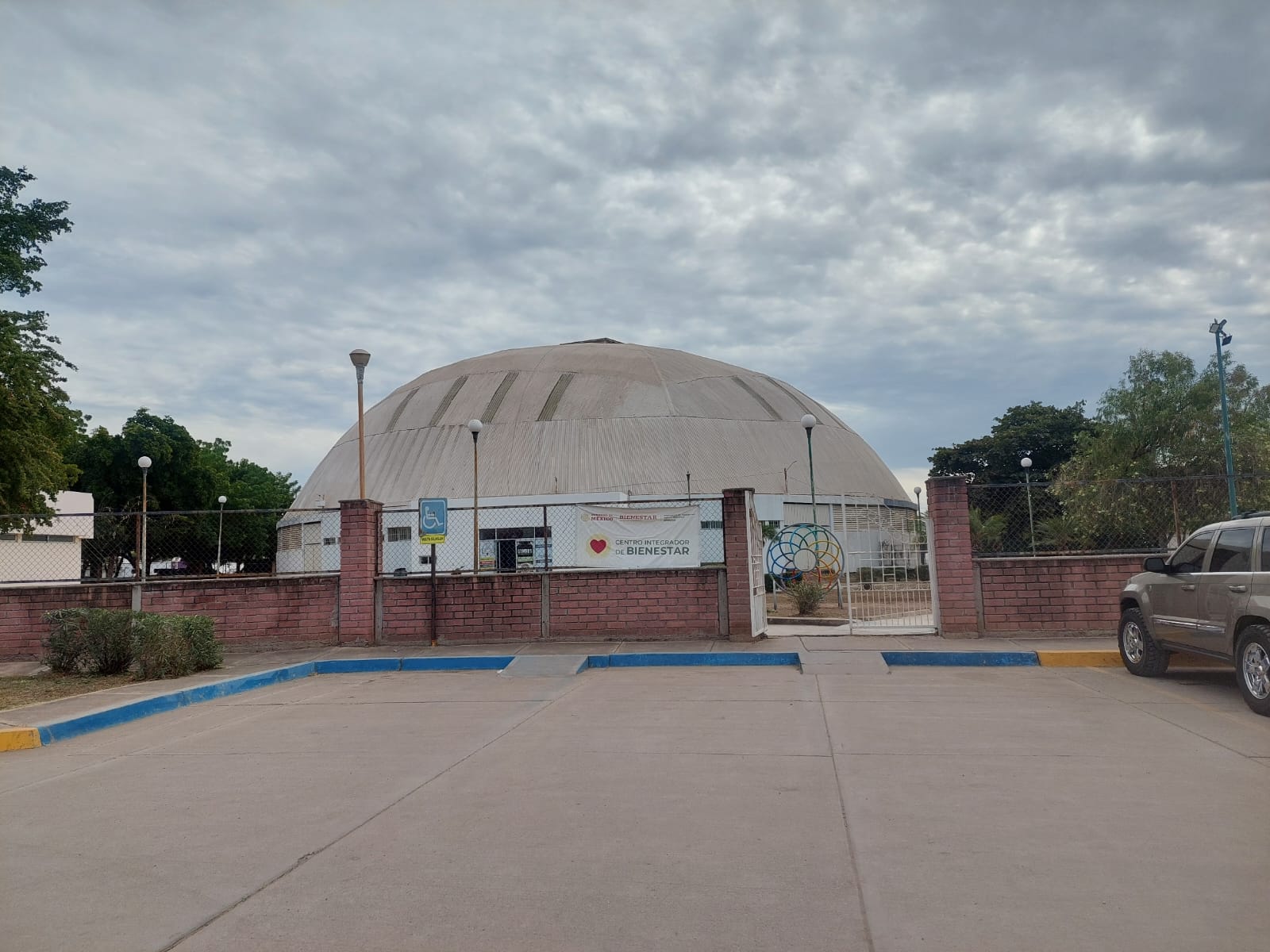 gimnasio municipal Hilda Gaxiola, conocido como “La Bola”