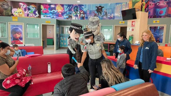 Elementos de la GN visitan el Hospital Pediátrico de Sinaloa y regalan juguetes a niñas y niños por Día de Reyes