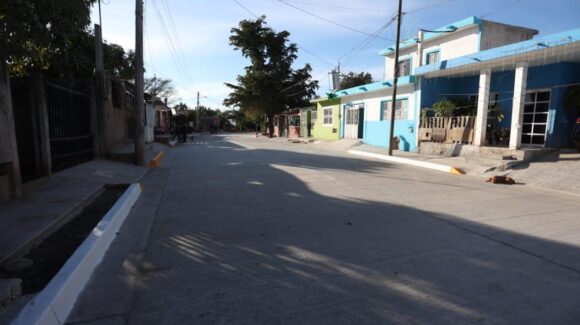 Con 2.2 mdp, Gobierno de Mazatlán, Sinaloa entrega tercera calle pavimentada en la Genaro Estrada