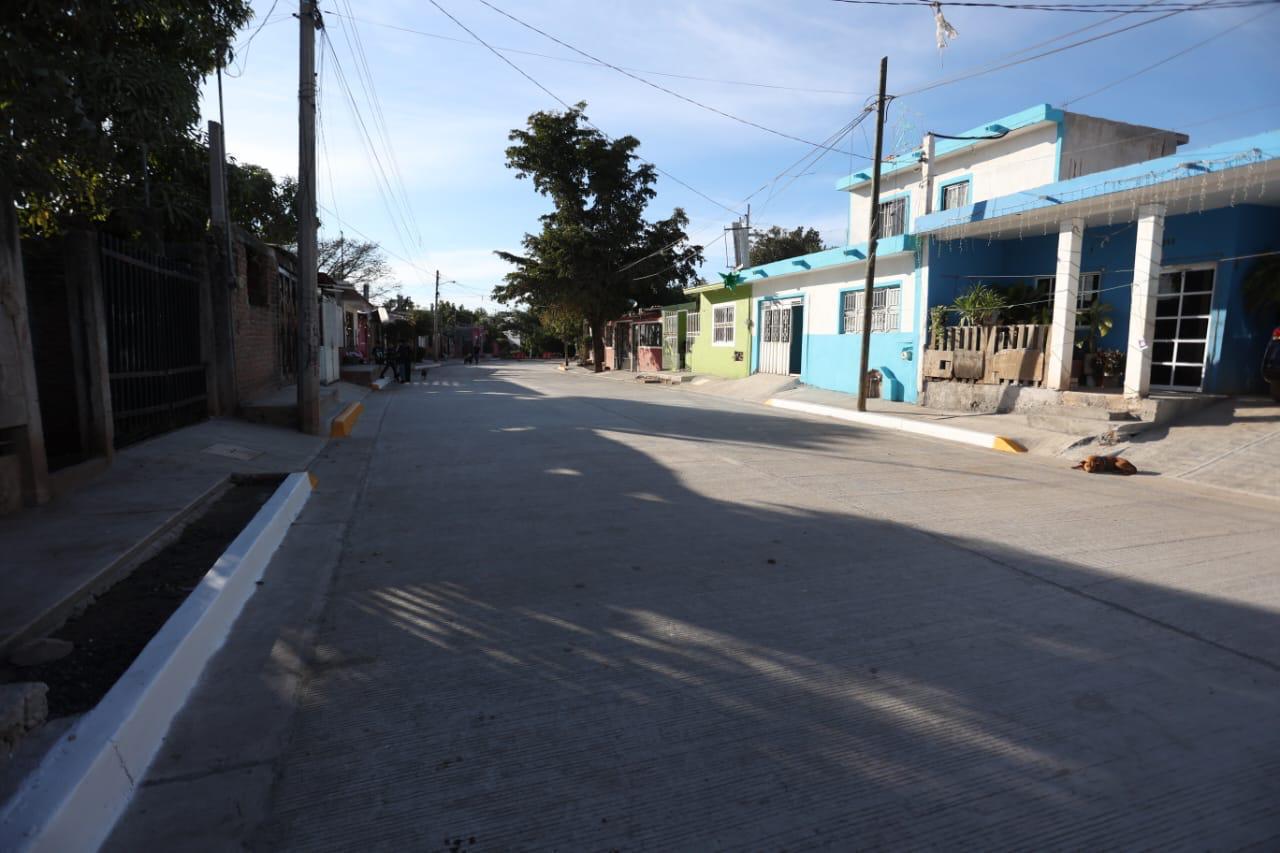 Calle pavimentada en la colonia Genaro Estrada
