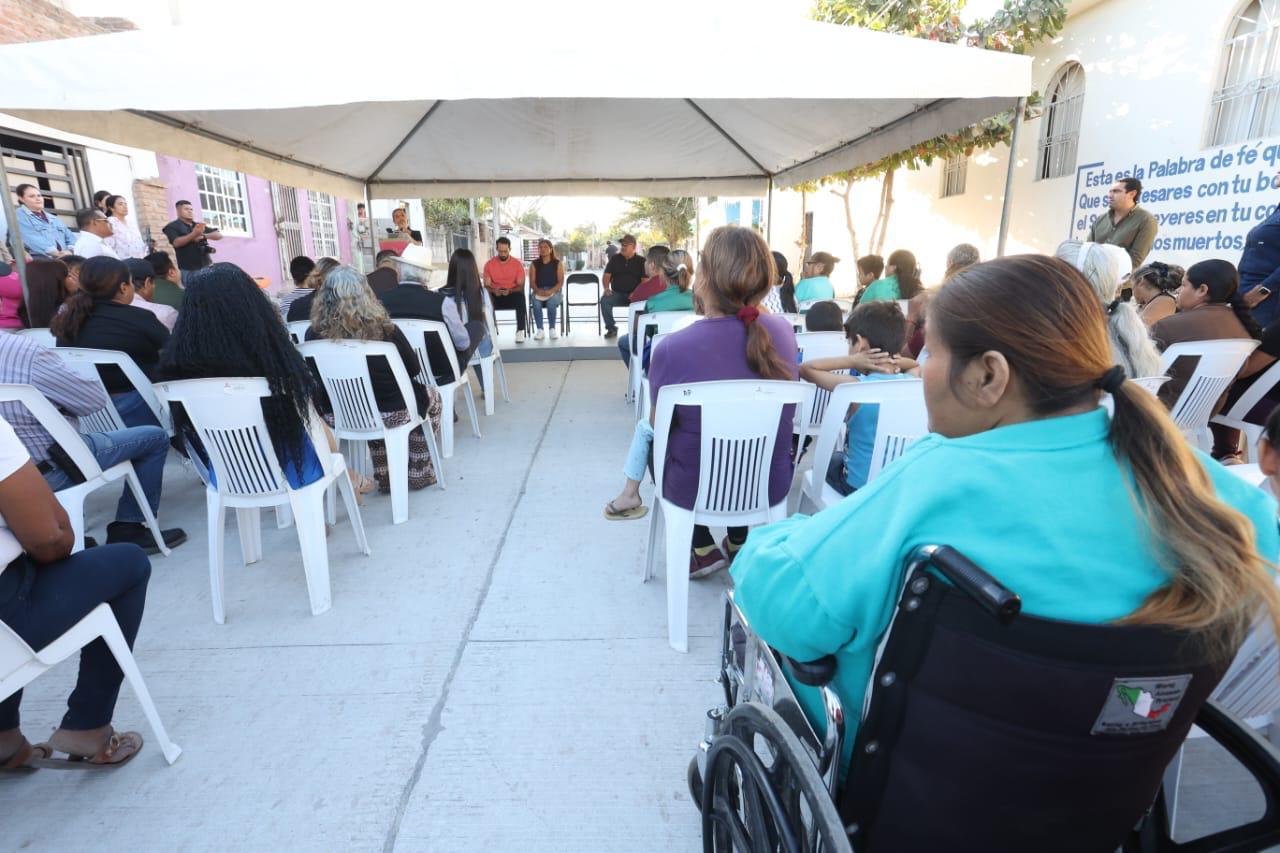 Entrega de calle pavimentada en la colonia Genaro Estrada
