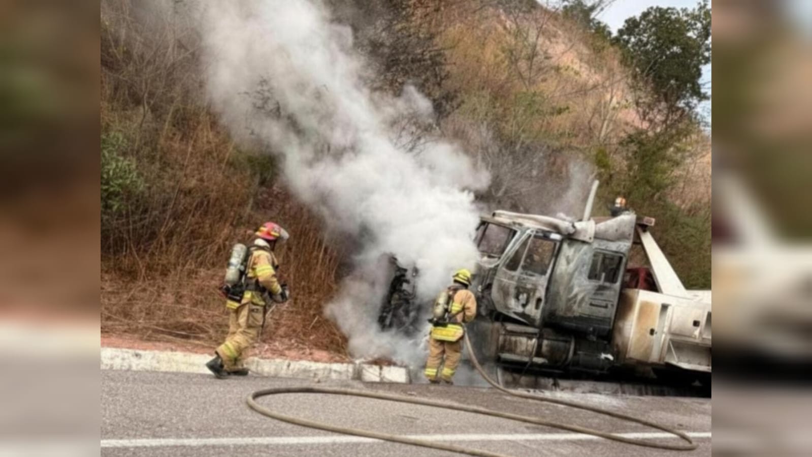 Grúa incendiada carretera Mazatlán–Tepic