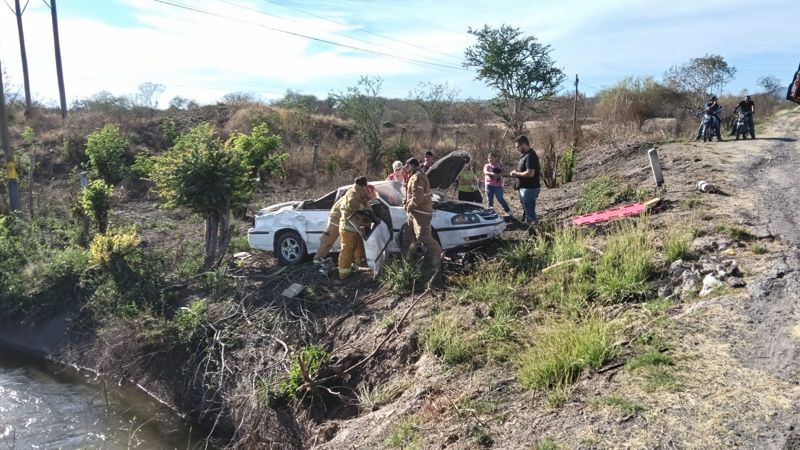 heridos tras choque entre auto y moto en pericos mocorito