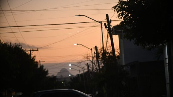 Alumbran 6 asentamientos con el programa “Mazatlán Brilla” y estrenan nuevo sistema LED