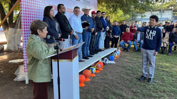 Como manera de prevención, IMJU inicia entrega de cascos a jóvenes en sindicaturas de Guasave, Sinaloa