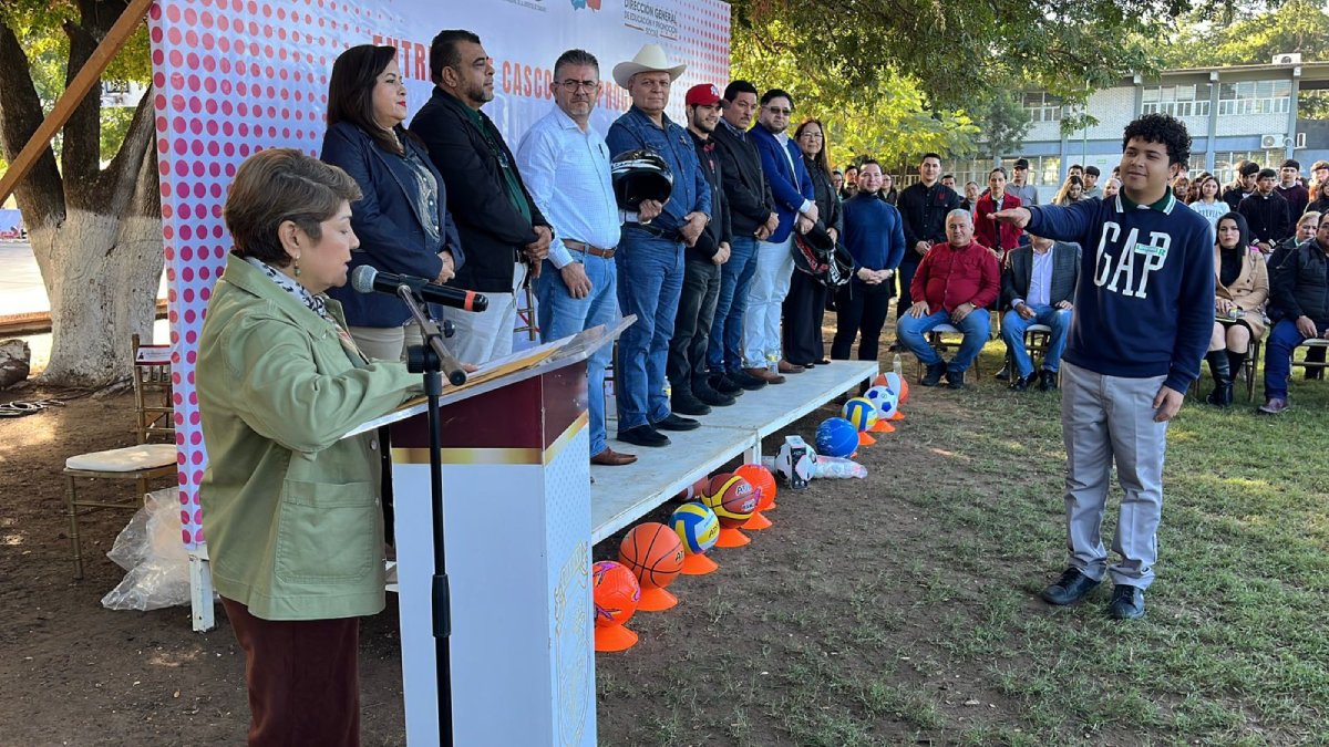imju inicia entrega de cascos a jovenes en sindicaturas de guasave alcaldesa