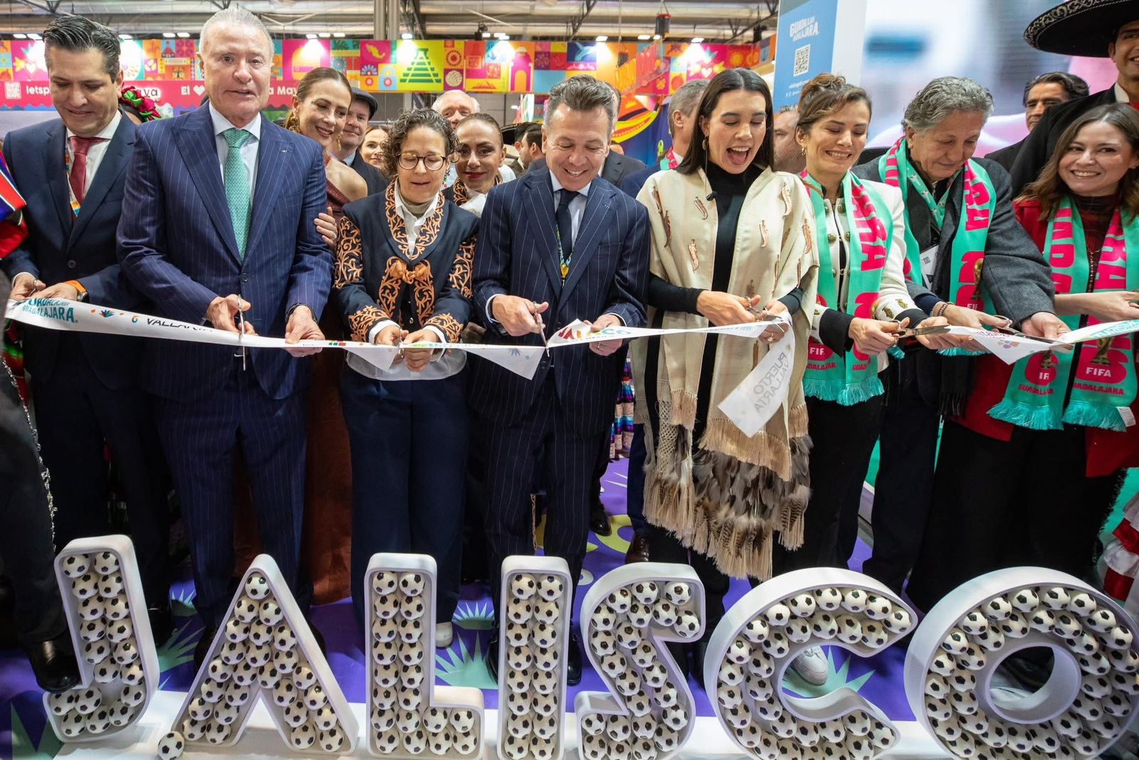 Josefina Rodríguez Zamora y Quirino Ordaz Coppel el corte de listón del Pabellón México en la FITUR 2026 en Madrid, España