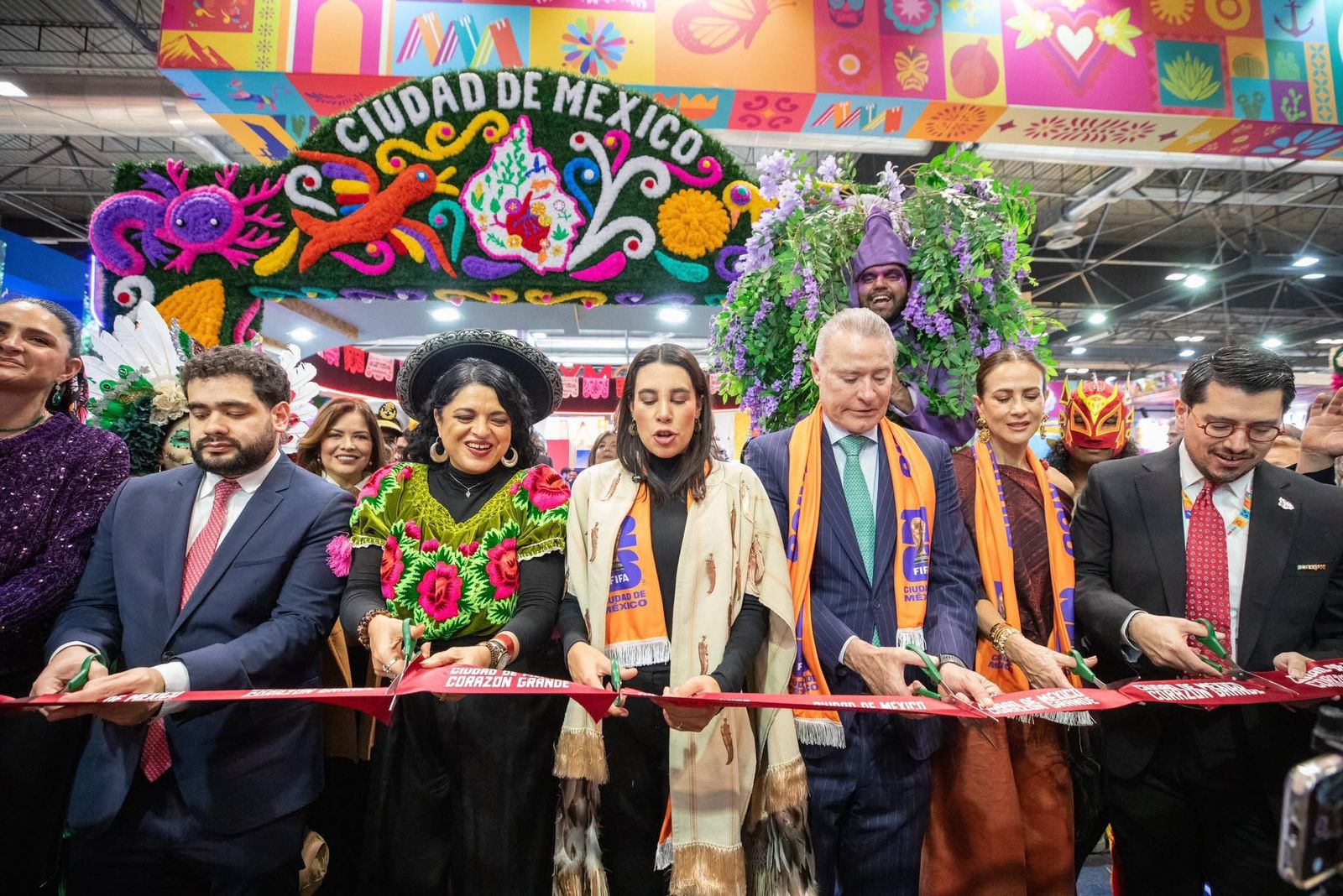 Josefina Rodríguez Zamora y Quirino Ordaz Coppel el corte de listón del Pabellón México en la FITUR 2026 en Madrid, España