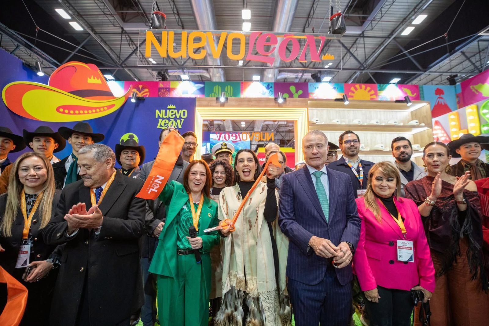 Josefina Rodríguez Zamora y Quirino Ordaz Coppel el corte de listón del Pabellón México en la FITUR 2026 en Madrid, España