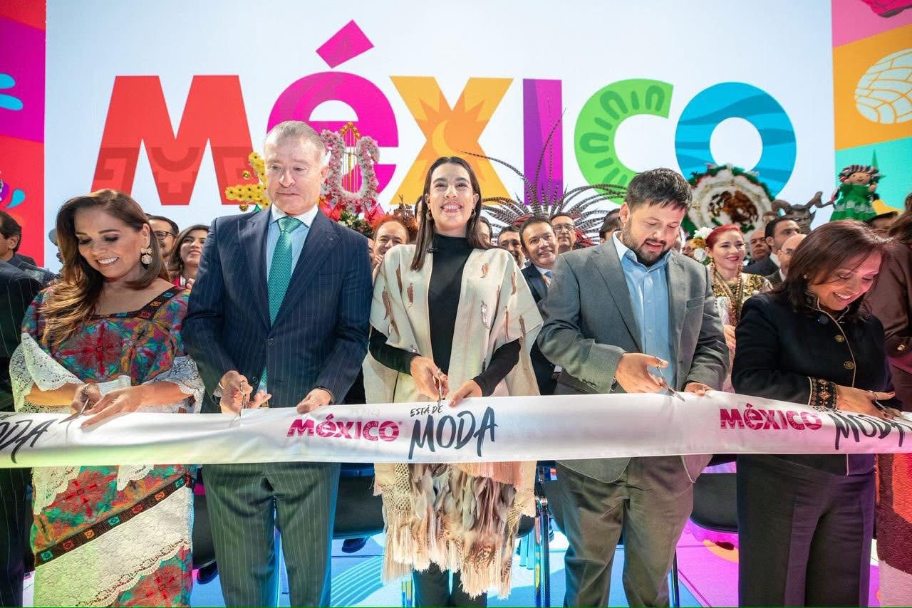 Josefina Rodríguez Zamora y Quirino Ordaz Coppel el corte de listón del Pabellón México en la FITUR 2026 en Madrid, España
