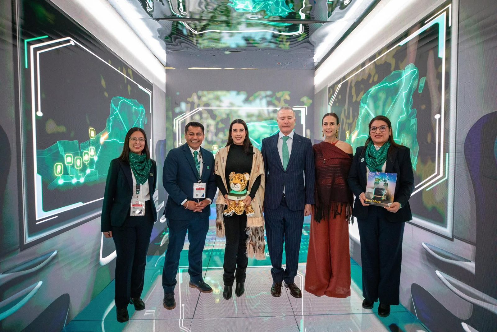 Josefina Rodríguez Zamora y Quirino Ordaz Coppel el corte de listón del Pabellón México en la FITUR 2026 en Madrid, España
