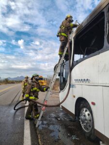Camión de pasajeros incendiado en Caitime