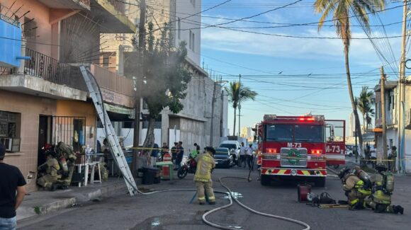 Bomberos de Mazatlán controlan incendio en casa habitación en la colonia Centro en Mazatlán, Sinaloa